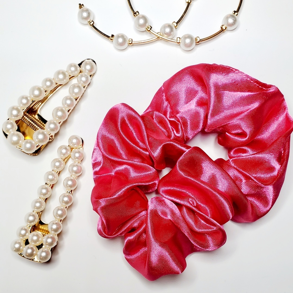 Hand made magenta scrunchie.
